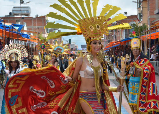 BELLEZA. El colorido de los trajes resaltaron la imagen de la mujer.