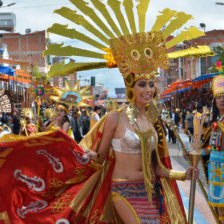 BELLEZA. El colorido de los trajes resaltaron la imagen de la mujer.