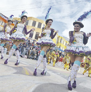 ESPLENDOR. La belleza y el folclore se mezclaron, ayer, en la fastuosa entrada del Carnaval de Oruro.