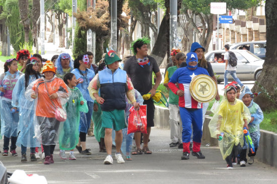 DESENFRENO. Durante los das del Carnaval, las comparsas salieron a las calles para bailar al ritmo de las bandas.