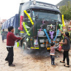 COSTUMBRE. Los transportistas ch'allaron sus herramientas de trabajo.