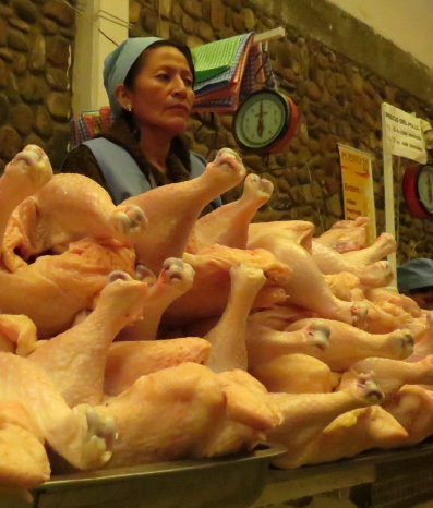 POLLO. Puesto de venta en el mercado.