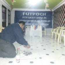 INAUGURACIN. Norberto Velsquez, en el momento de la k'oa de las nuevas instalaciones, a donde tambin acudi Damin Condori.