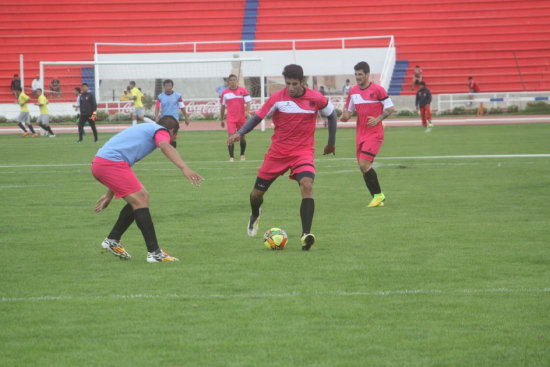 El delantero colombiano Leonardo Castro (d) est descartado para jugar este jueves.