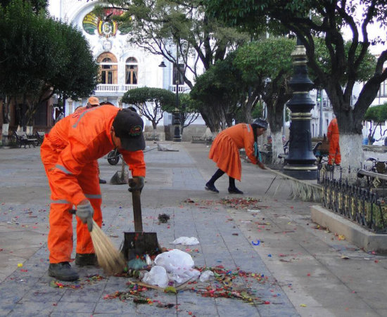 BRIGADAS. Recogieron basura de las calles.