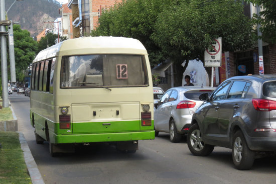 INCUMPLIMIENTO. La mayora de los microbuses lleva el escape en la parte inferior.