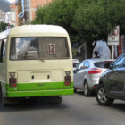 INCUMPLIMIENTO. La mayora de los microbuses lleva el escape en la parte inferior.