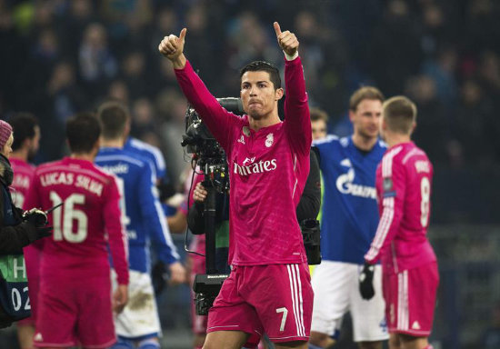 El delantero portugus Cristiano Ronaldo (c) abri el camino del triunfo para el Real Madrid en Alemania.