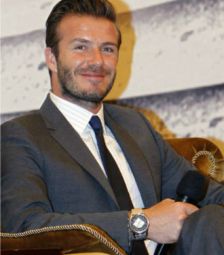 David Beckham (i) apoy la candidatura a la FIFA de Luis Figo.