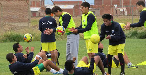 San Jos debuta esta noche como local en la Copa Libertadores; abajo, su rival, River Plate, se entren en Santa Cruz, de donde hoy partir a Oruro horas antes del compromiso.