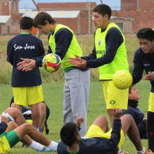 San Jos debuta esta noche como local en la Copa Libertadores; abajo, su rival, River Plate, se entren en Santa Cruz, de donde hoy partir a Oruro horas antes del compromiso.