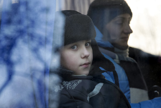 EVACUADOS. Un nio ucraniano observa desde la ventana de un autobs durante una operacin de evacuacin de civiles de Donetsk.