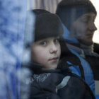 EVACUADOS. Un nio ucraniano observa desde la ventana de un autobs durante una operacin de evacuacin de civiles de Donetsk.