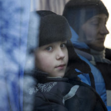 EVACUADOS. Un nio ucraniano observa desde la ventana de un autobs durante una operacin de evacuacin de civiles de Donetsk.