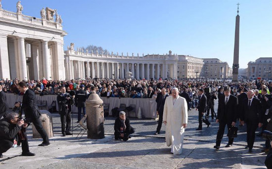 HOMILA. El papa Francisco camina hacia el altar desde donde pronunci su homila de Cuaresma ante miles de fieles en la Plaza de San Pedro, ayer.