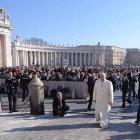 HOMILA. El papa Francisco camina hacia el altar desde donde pronunci su homila de Cuaresma ante miles de fieles en la Plaza de San Pedro, ayer.