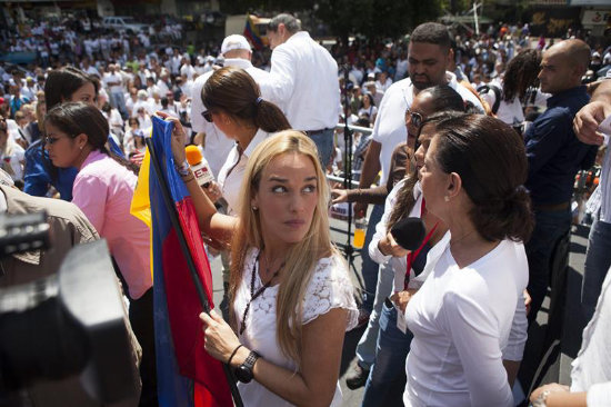 FAMILIARES. La esposa de Leopoldo Lpez, Lilian Tintori, durante una concentracin.