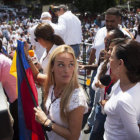 FAMILIARES. La esposa de Leopoldo Lpez, Lilian Tintori, durante una concentracin.