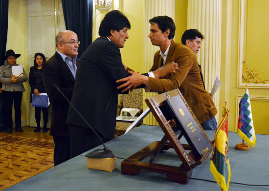 POSESIN. El presidente Evo Morales felicita a la nueva autoridad.