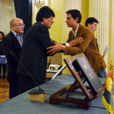 POSESIN. El presidente Evo Morales felicita a la nueva autoridad.