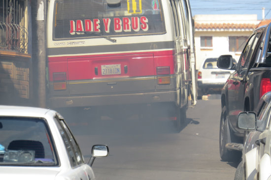 CONTAMINACIN. Gases txicos llegan directamente a los peatones y conductores de motos.