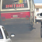 CONTAMINACIN. Gases txicos llegan directamente a los peatones y conductores de motos.