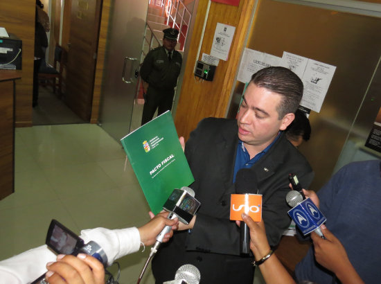 DEMANDANTE. Luis Fernando Roca, representante de la Gobernacin de Santa Cruz, ayer, en el TCP.