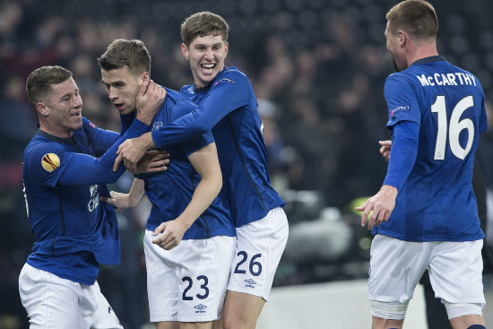 Los jugadores del Everton celebran uno de los tantos sobre el Young Boys.