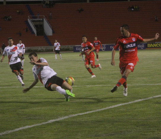 Una jugada del partido de anoche, en el que aparece el volante zurdo Mauricio Saucedo, en la zona de ataque. 