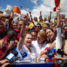 PROTESTA. La esposa del alcalde detenido, Mitzy Capriles (i), participa de una marcha.