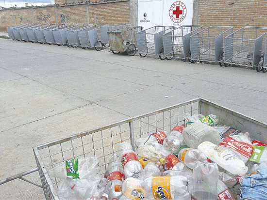 ENTREGA. Parte del material de trabajo entregado ayer por autoridades locales y la cooperacin catalana a las recicladoras de Sucre.