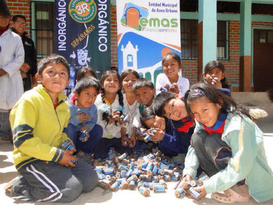 VOLUNTARIOS. Los nios de las escuelas contribuyeron a la causa.