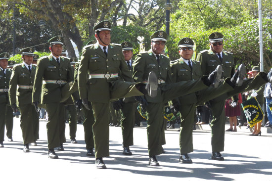 Policas. Ms saldrn a las calles.