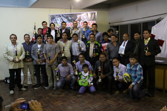 Los campeones de la gestin 2014 posaron al final de la velada.