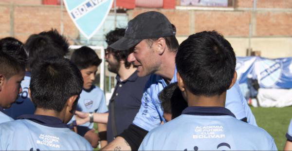 Jude Law (c) estuvo en el complejo de Tembladerani, el ltimo da de su visita a Bolivia.