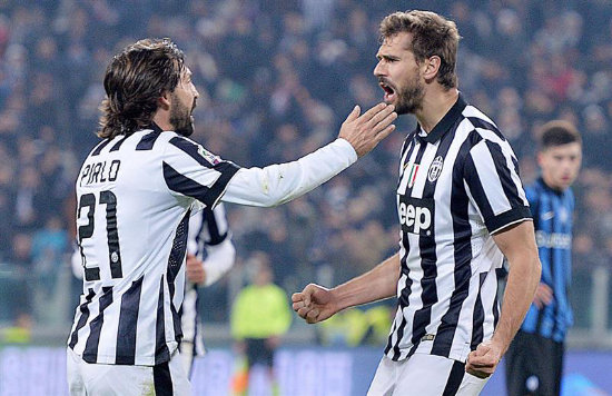 Andrea Pirlo (i) y Fernando Llorente anotaron los goles para la Juve.