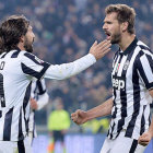 Andrea Pirlo (i) y Fernando Llorente anotaron los goles para la Juve.