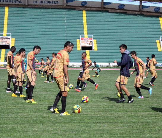 Los estudiantiles entrenaron ayer en el estadio Patria; en recuadro, la presentacin de la tarjeta de crdito para hinchas de Universitario.