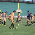 Los estudiantiles entrenaron ayer en el estadio Patria; en recuadro, la presentacin de la tarjeta de crdito para hinchas de Universitario.