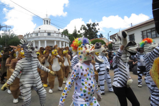 CREATIVIDAD. La comparsa Madagascar del Regimento Sucre 2 de Infantera hizo vibrar al pblico con su alegra y sus hermosos disfraces.