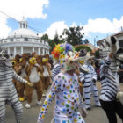 CREATIVIDAD. La comparsa Madagascar del Regimento Sucre 2 de Infantera hizo vibrar al pblico con su alegra y sus hermosos disfraces.