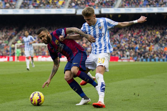 El Barcelona cay en casa y no pudo alcanzar el liderato; abajo, los jugadores del Atltico celebran la goleada.