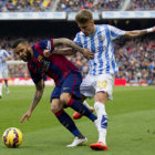 El Barcelona cay en casa y no pudo alcanzar el liderato; abajo, los jugadores del Atltico celebran la goleada.