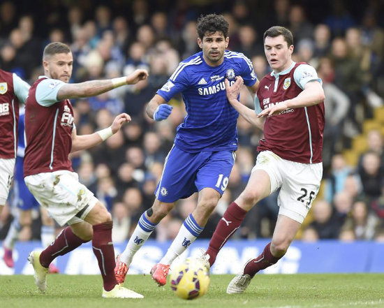 El delantero del Chelsea, Diego Costa (c), es marcado por dos rivales.