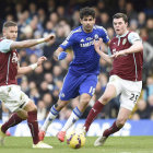 El delantero del Chelsea, Diego Costa (c), es marcado por dos rivales.