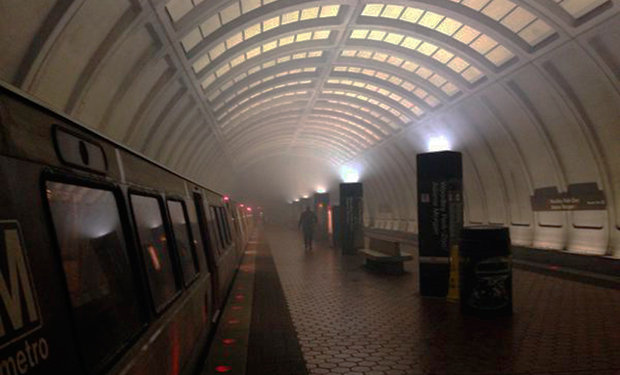 HUMO: El metro de Washington evacuado.