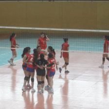 La celebracin de las jugadoras estudiantiles ante la desazn de las integrantes de Dnamo durante el partido jugado ayer, en el coliseo JRA.