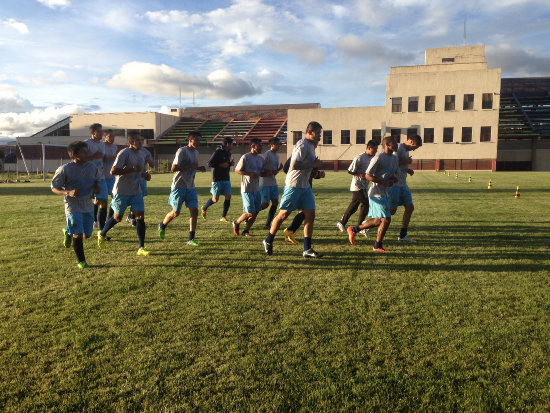 El equipo se entren ayer, domingo, en la cancha auxiliar del Patria.