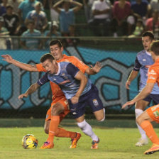 El delantero Hugo Bargas (c) de Blooming intenta superar a los defensores de Bolvar en uno de los ataques del cuadro cruceo.