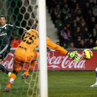 El delantero portugus del Real Madrid, Cristiano Ronaldo (i), intenta superar al portero polaco del Elche, Przemyslaw Titon (c), durante el partido.